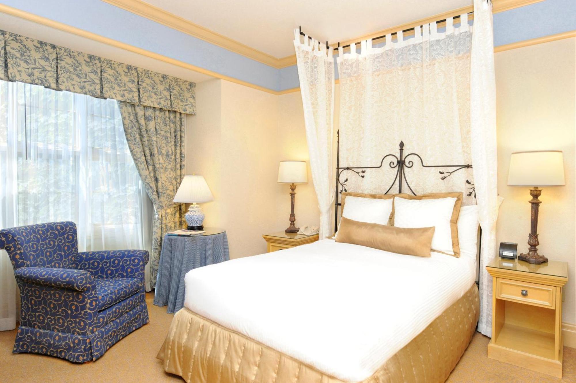 Chambre Lit Queen-Size Basique