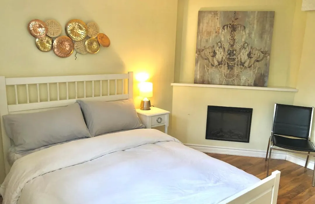 Cozy & Convenient 2-Bedroom Apartment With Private Entrance-1