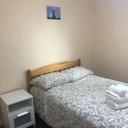 Cozy 3 Room Bungalow In Midtown Toronto-2